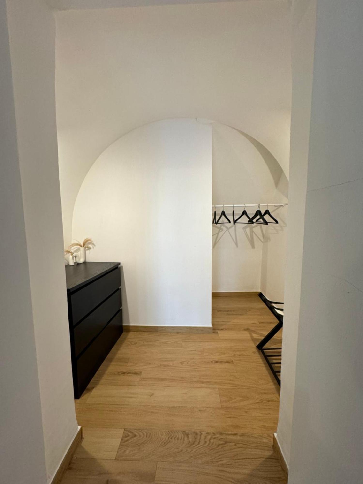 100 Sqm Terrace, Close To The Old Town & Shopping Area & Harbour Appartement Bari